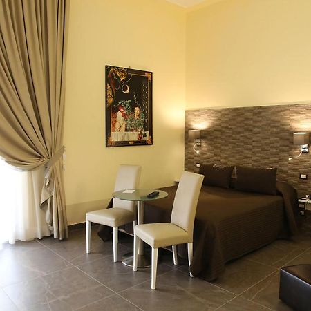 Boutique Hotel Piazza Carita Napels Buitenkant foto