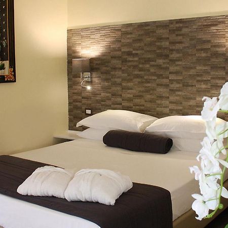 Boutique Hotel Piazza Carita Napels Buitenkant foto