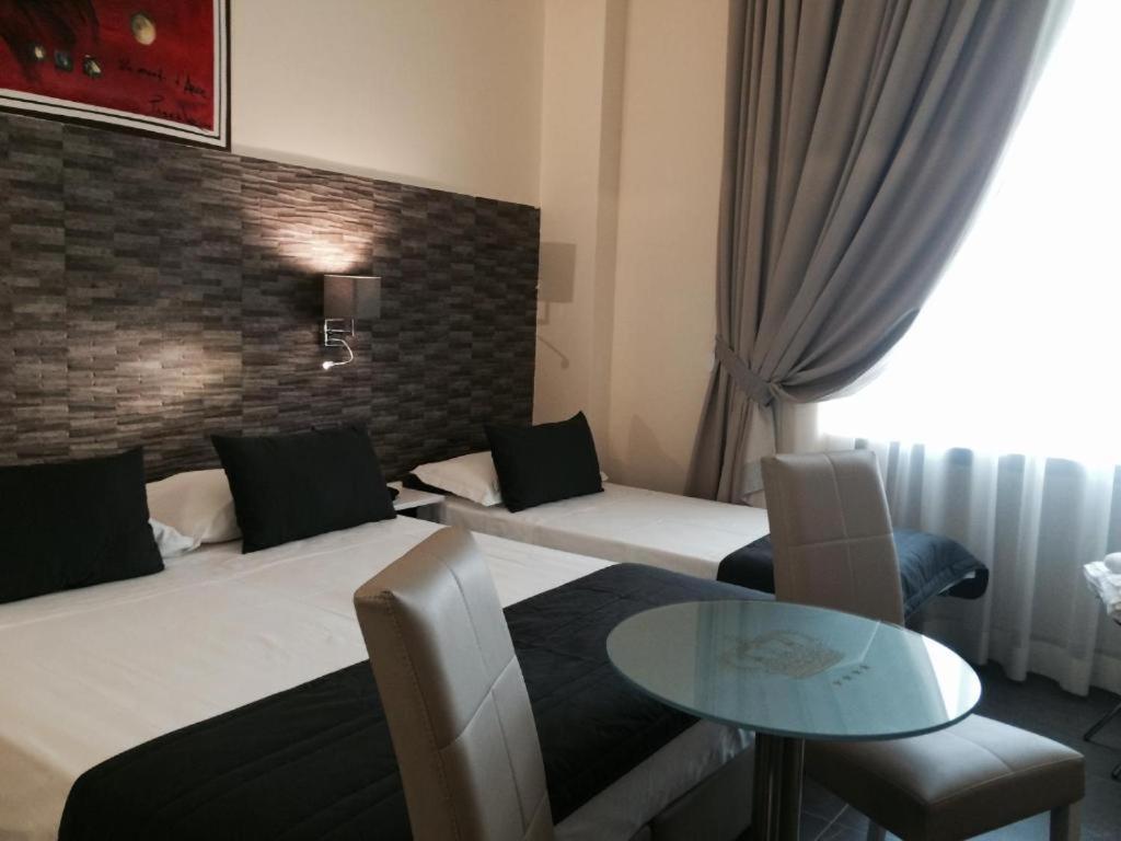 Boutique Hotel Piazza Carita Napels Buitenkant foto