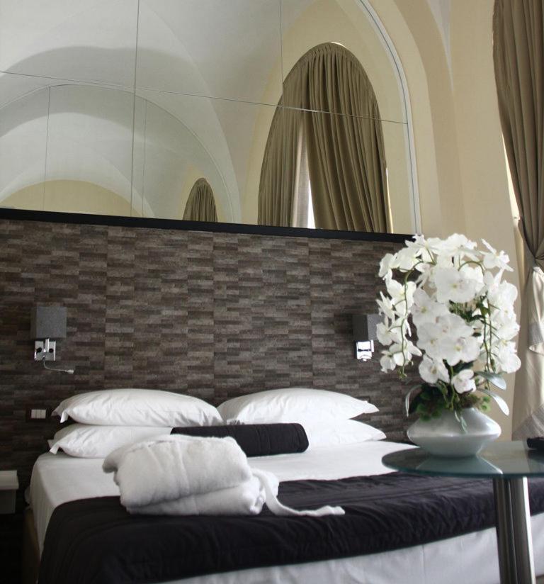 Boutique Hotel Piazza Carita Napels Buitenkant foto