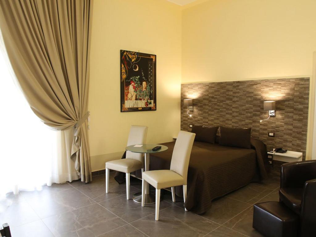 Boutique Hotel Piazza Carita Napels Buitenkant foto